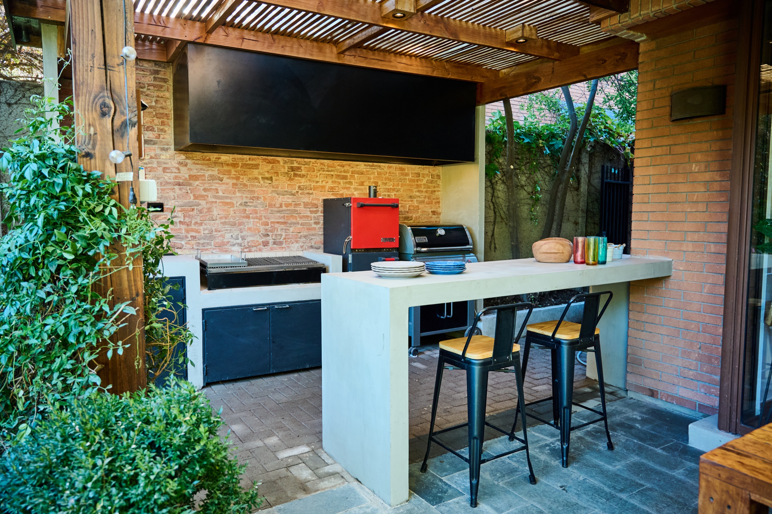 Quincho techado con cocina outdoor y living exterior en Lo Barnechea — Kurantu