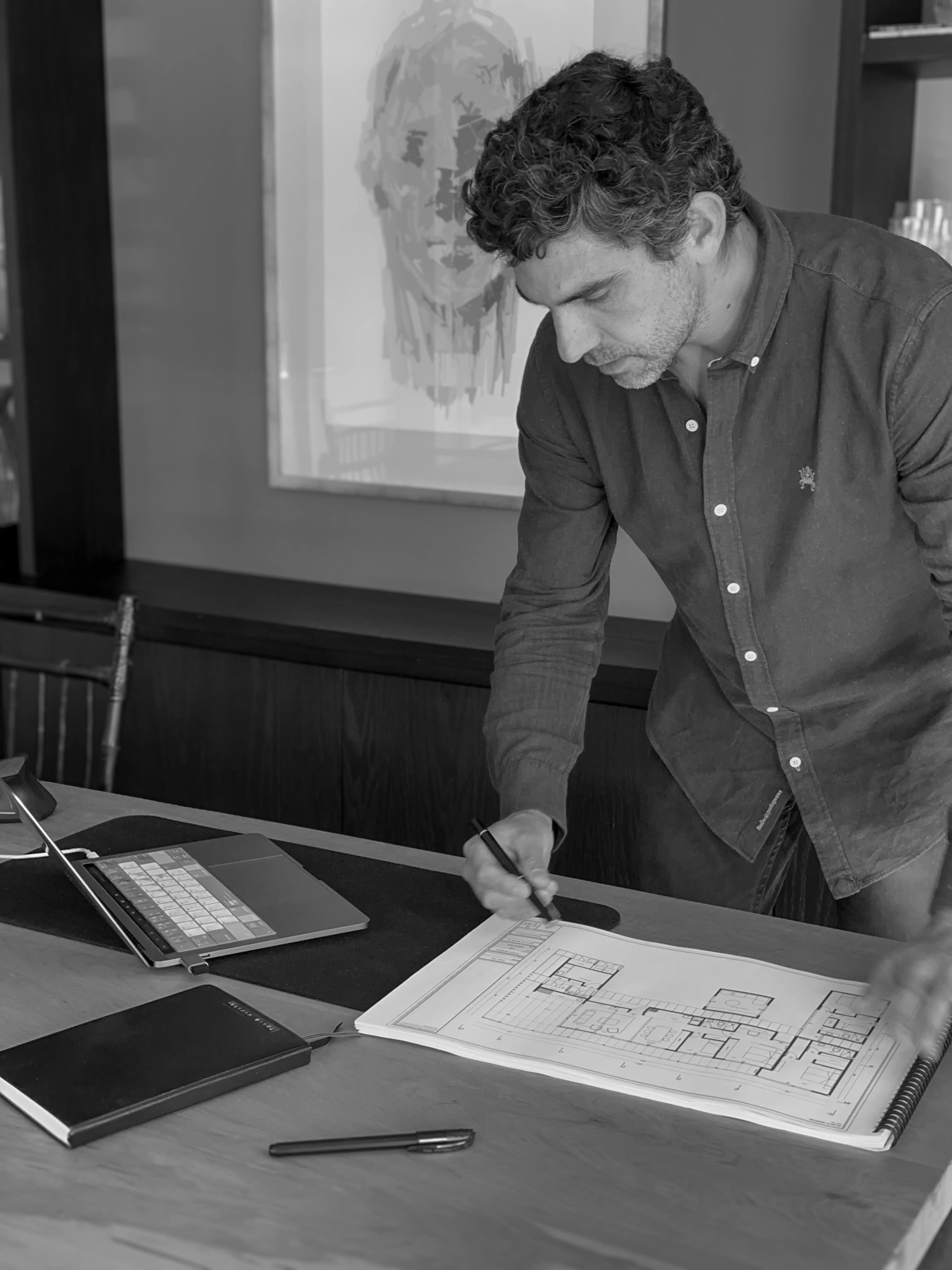Tomás Navarro, fundador de Kurantu, revisando planos de un proyecto